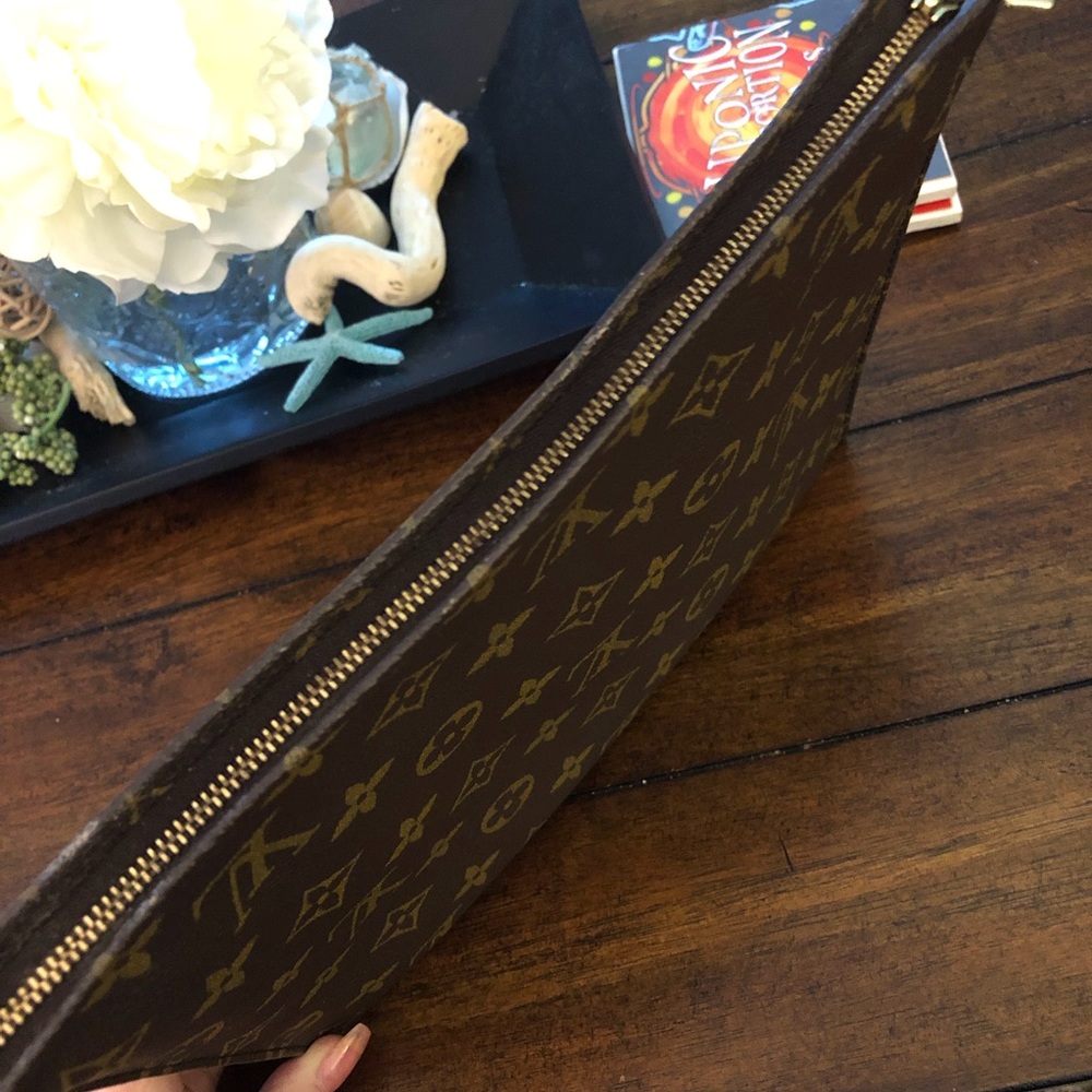 Louis Vuitton Cosmetic Bag 🖤 - Picture 2 of 6